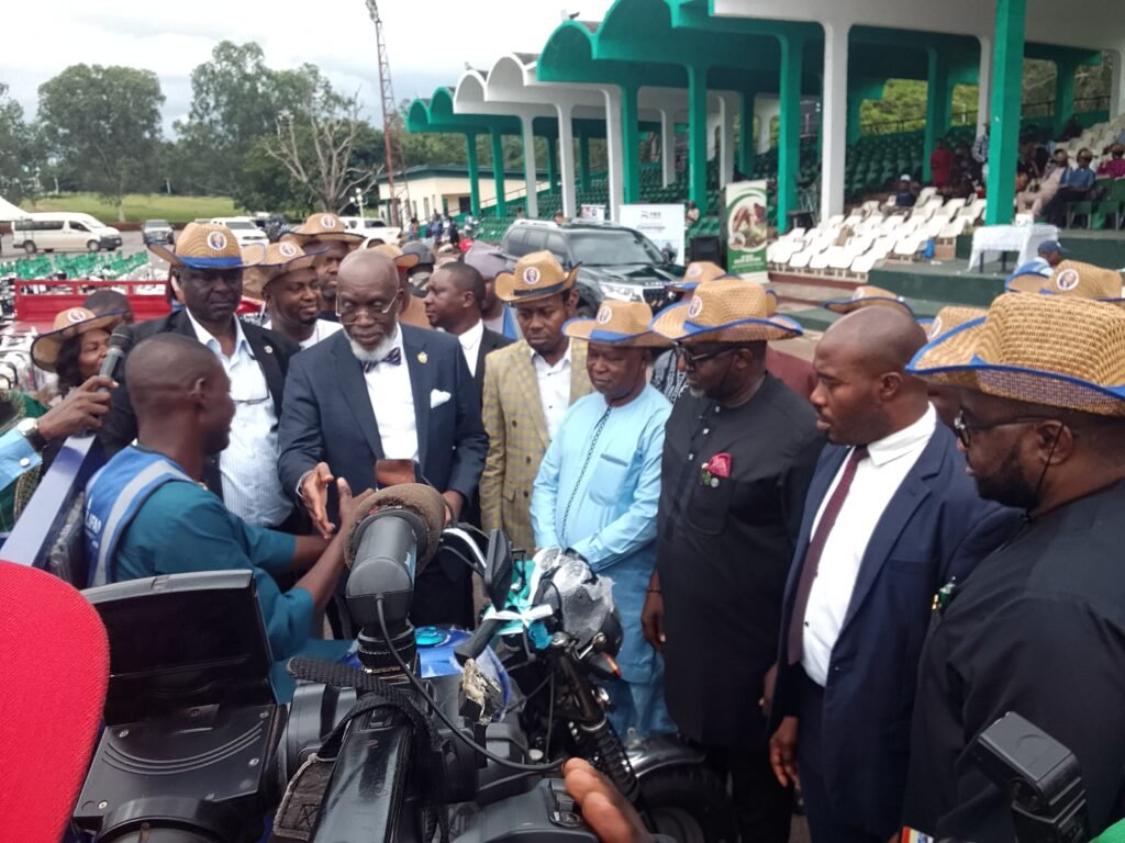 553 Enugu Farmers Receive N250m Agro Equipment