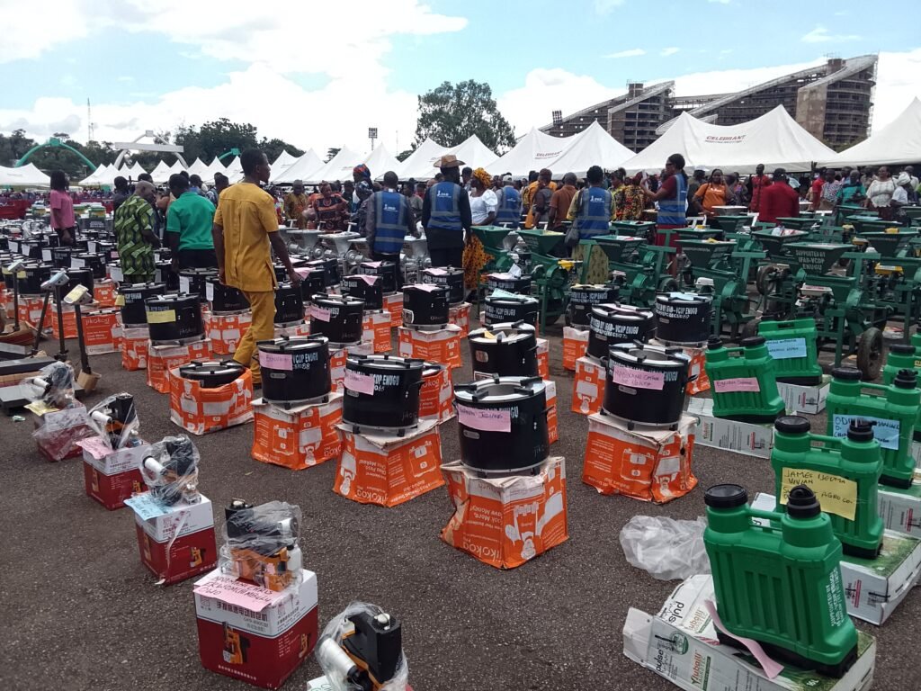 553 Enugu Farmers Receive N250m Agro Equipment