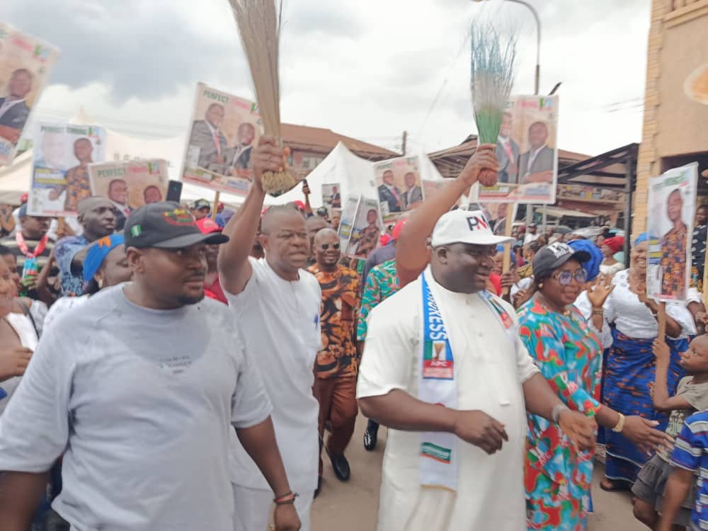 LG Polls: Enugu South Council Chair Ani Woos Wards 4, 5